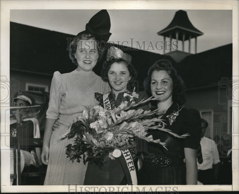 Load image into Gallery viewer, 1939 Press Photo Queen of the Farmer's daughter - nec25909
