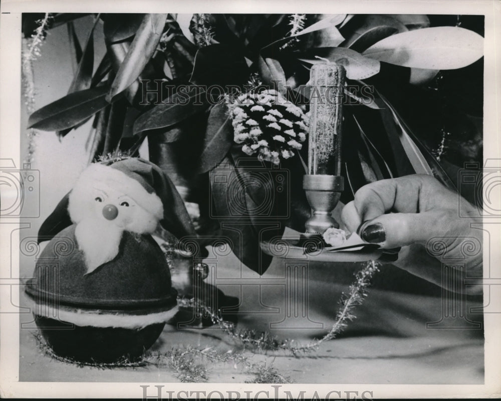 1948 Press Photo decorative Santa and Candle Christmas decor