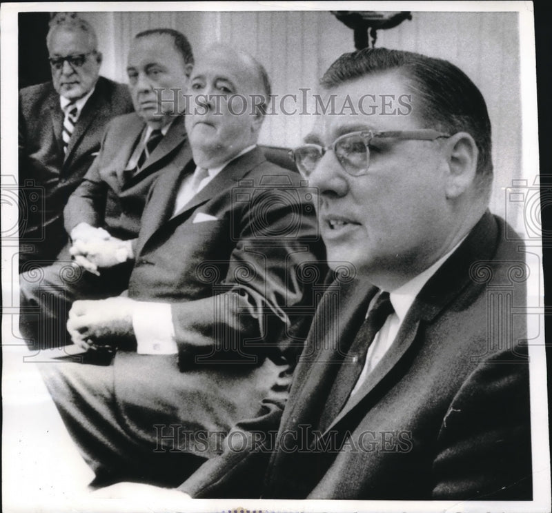 Load image into Gallery viewer, 1968 Press Photo Chicago Mayor Richard Daley With Union Head Robert Hickey
