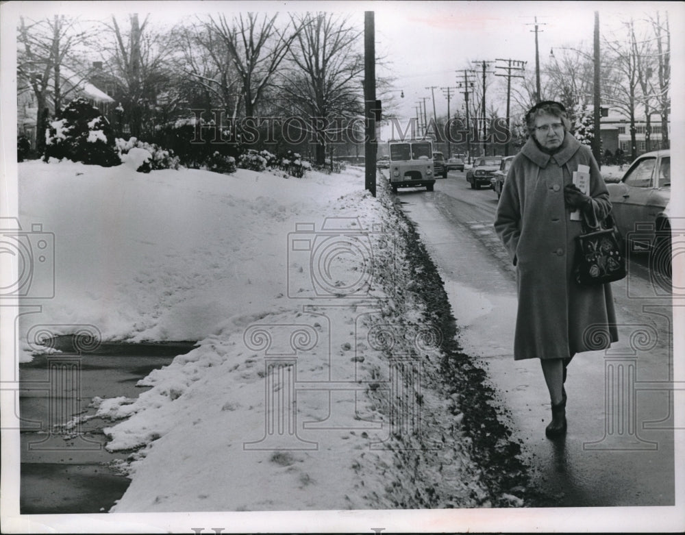 1960 Press Photo Old Woman Walks Down Snow Covered Sidewalk In Cleveland