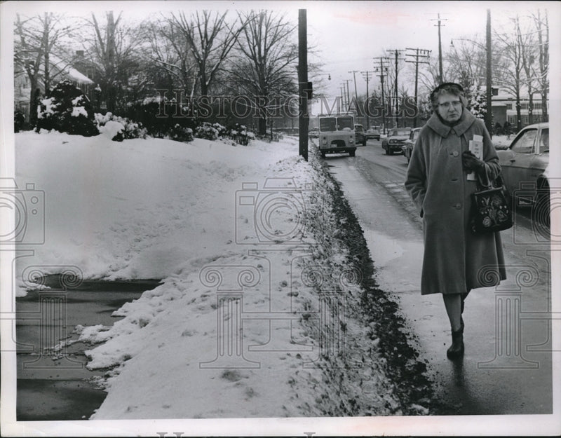 Load image into Gallery viewer, 1960 Press Photo Old Woman Walks Down Snow Covered Sidewalk In Cleveland
