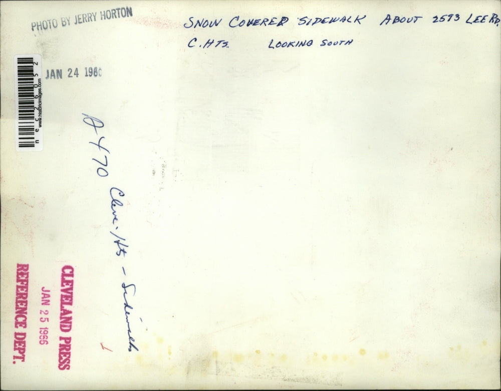 1960 Press Photo Old Woman Walks Down Snow Covered Sidewalk In Cleveland