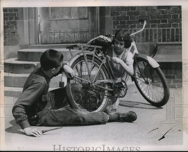 Load image into Gallery viewer, 1951 Press Photo Child Bike Riders Check Bike For Rodeo In Cleveland
