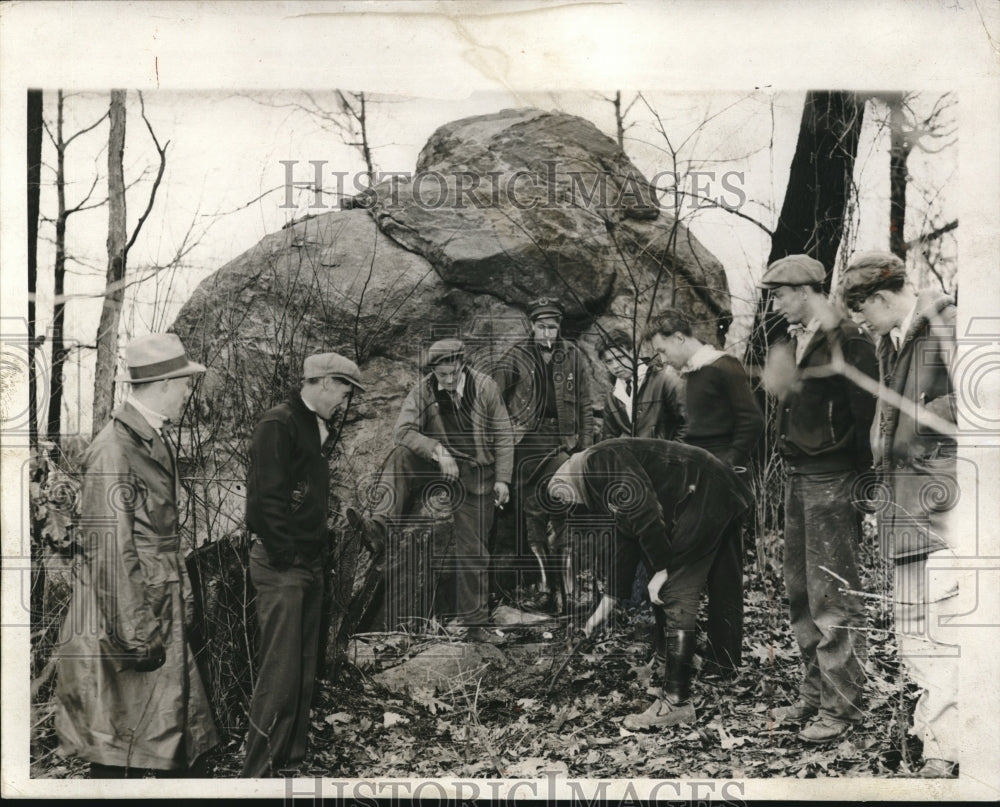 1933 Press Photo Police At Spot Where Flaming Woman Was Found In New York- Historic Images