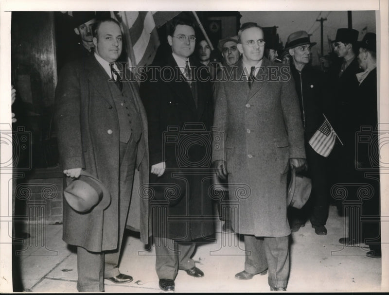 Load image into Gallery viewer, 1937 Press Photo UAW Leaders Happy At End Of Protracted Auto Strike
