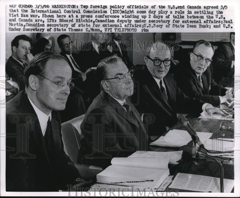 Load image into Gallery viewer, 1966 Press Photo US and Canedian official try to find Viet Nam Peace
