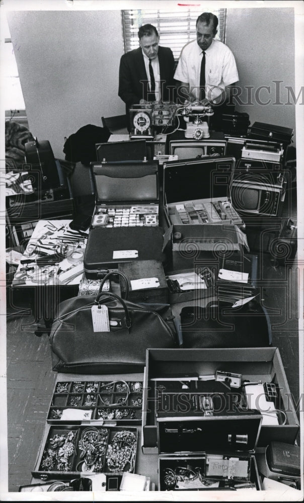 Load image into Gallery viewer, 1968 Press Photo Capt. Earl Gordon &amp; Lt. C. William Bythway With Stolen Articles
