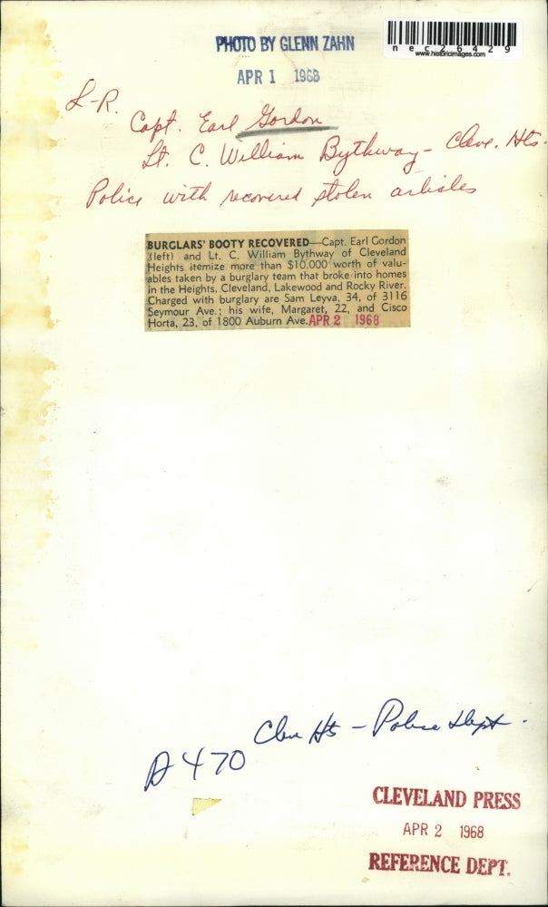 1968 Press Photo Capt. Earl Gordon & Lt. C. William Bythway With Stolen Articles