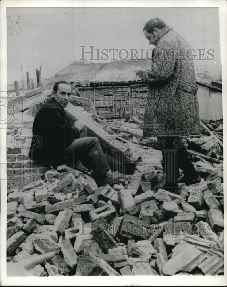 1970 Press Photo Gurpenar Sits on Once Was His Home After Earthquake in Gediz
