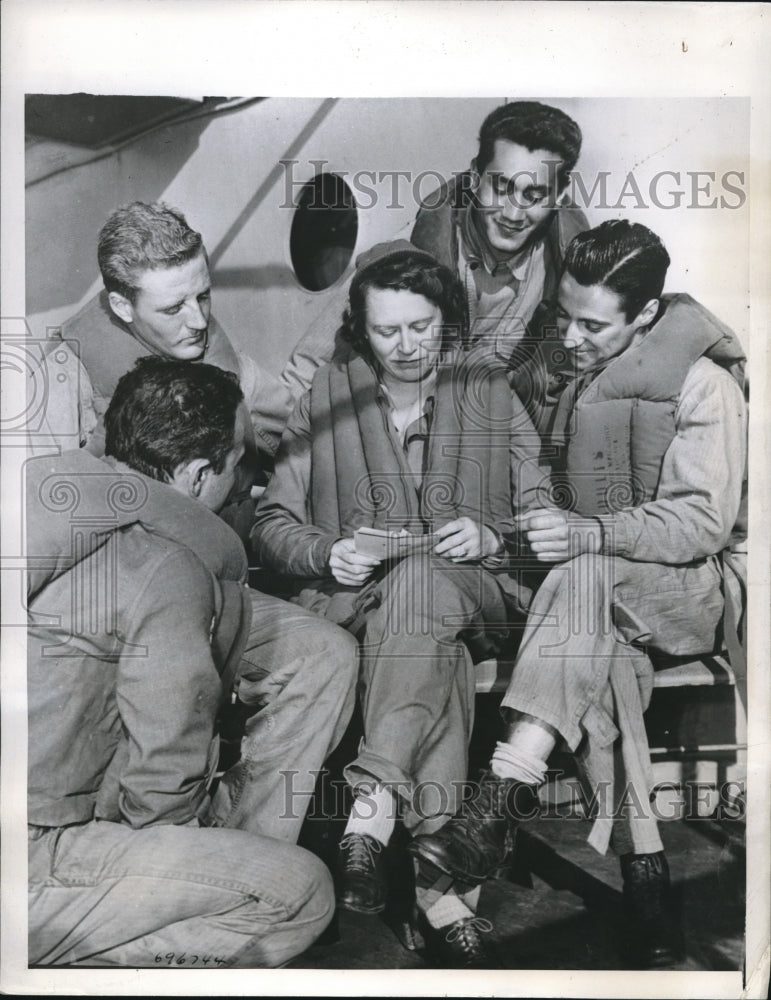1943 Press Photo Mom Soldier Florence Byrns With North African Troop Sons WWII
