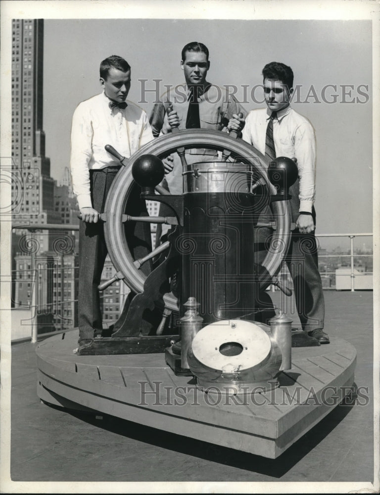 1942 Press Photo Edgar Halberstadt instructs at The Seaman&#39;s Church Institute- Historic Images