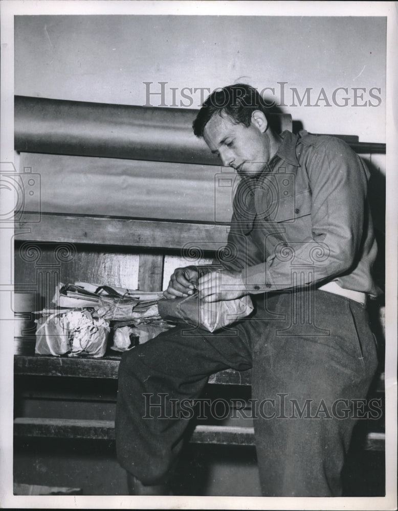 1952 Press Photo Korean War James Hyde Military Mailman Re-Wraps Parcels
