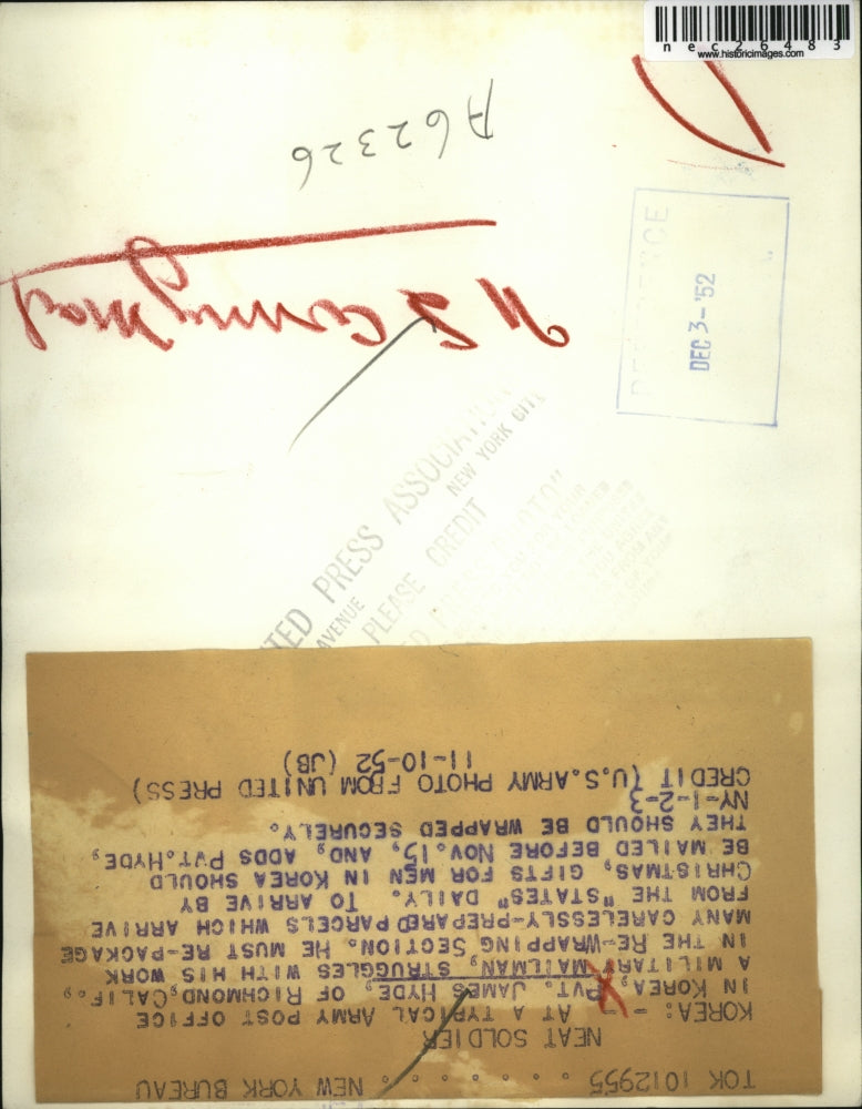 1952 Press Photo Korean War James Hyde Military Mailman Re-Wraps Parcels