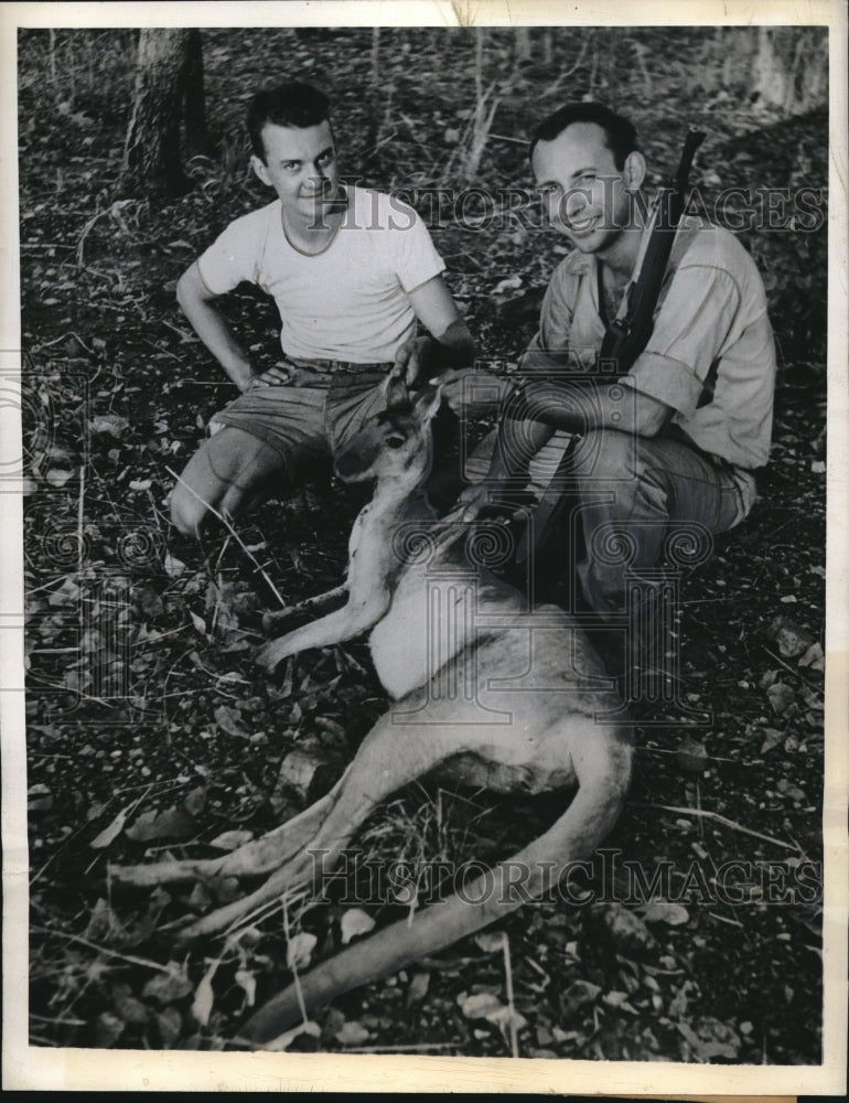 1943 Press Photo Lt "Doc" Deller and Bill Harrington two American fliers