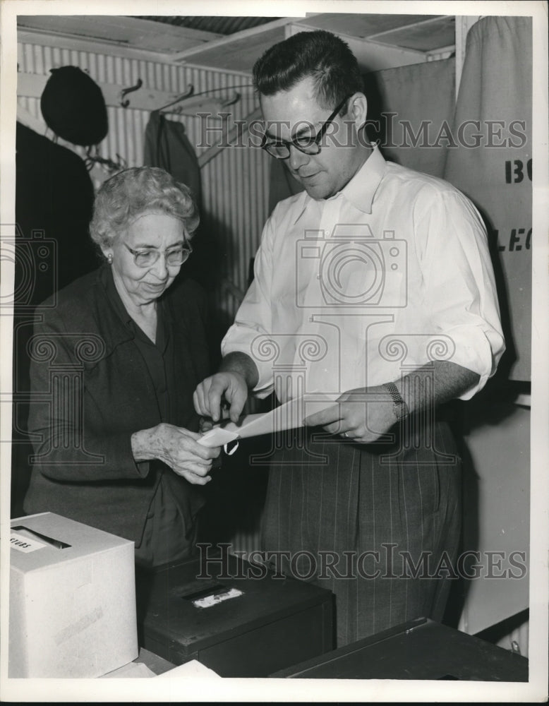 Load image into Gallery viewer, 1953 Press Photo Helen Widmer Helps James Grogan Young Voter In Cleveland
