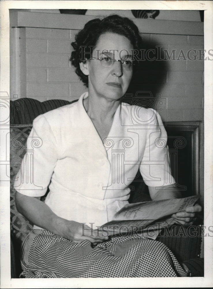1943 Press Photo Mrs. Fred A. Hockett mother of Harry E. Lewis found seminude