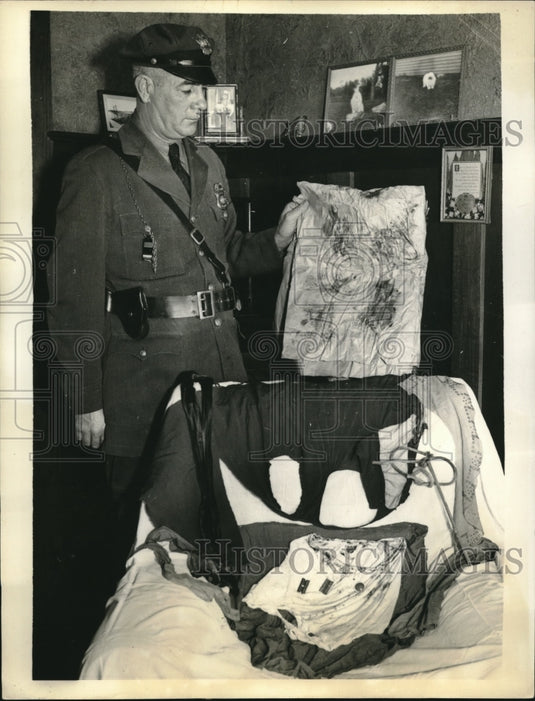 1936 Press Photo Chief Police Jerome F Harkness of Hampton & Blood Stained Cloth- Historic Images