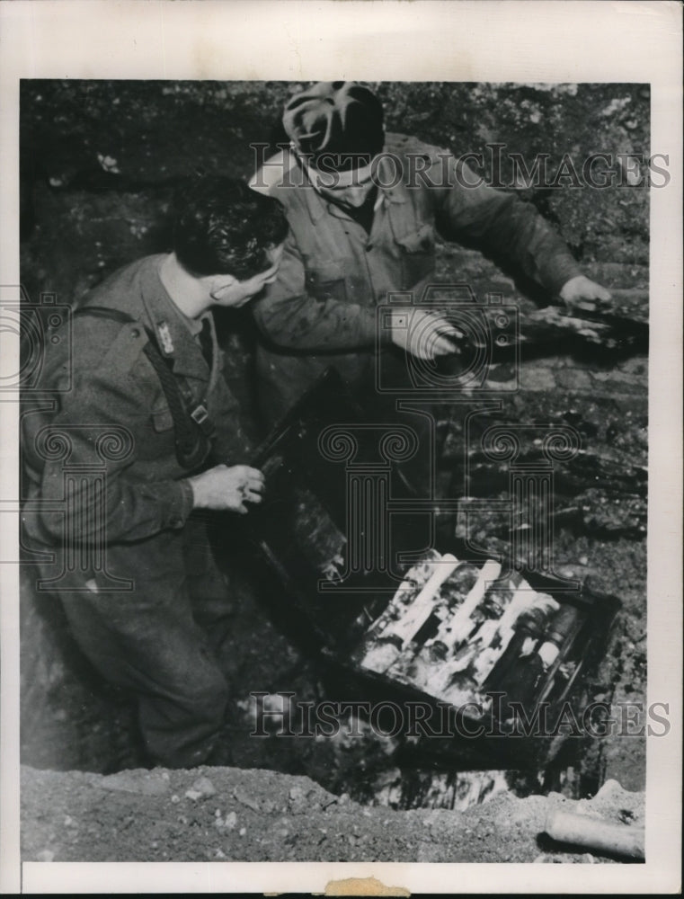 Load image into Gallery viewer, 1949 Press Photo Milan Police Uncover Arms Cache In Italy - nec26886

