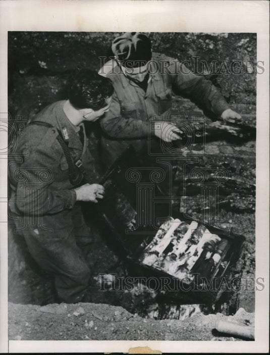 1949 Press Photo Milan Police Uncover Arms Cache In Italy - nec26886
