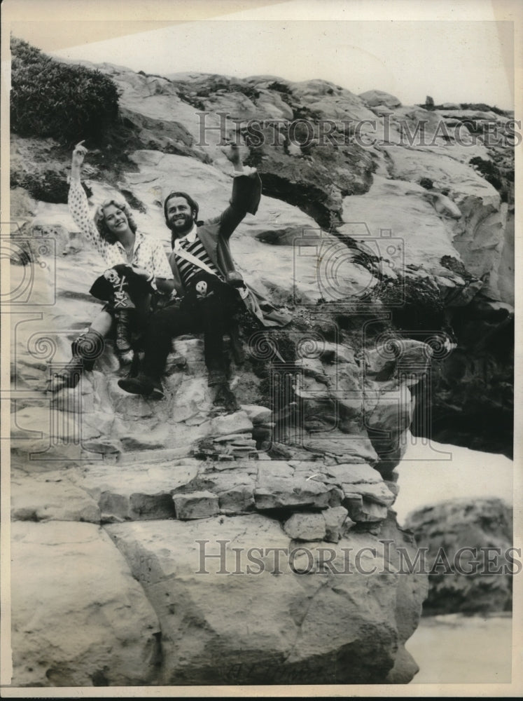 1931 Press Photo Katherine Carlson & Al Kline Wear Pirate Garb in Santa Cruz