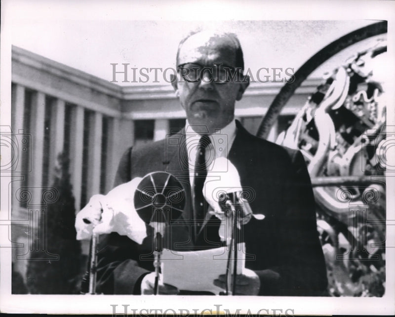 Load image into Gallery viewer, 1961 Press Photo Secretary of State Dean Rusk Delivers Speech in Geneva
