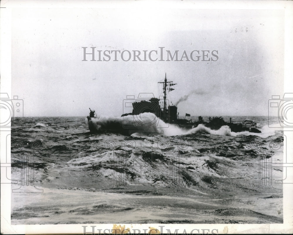 1943 Press Photo British Hunt Class Destroyer Ship In Choppy Mediterranean Water