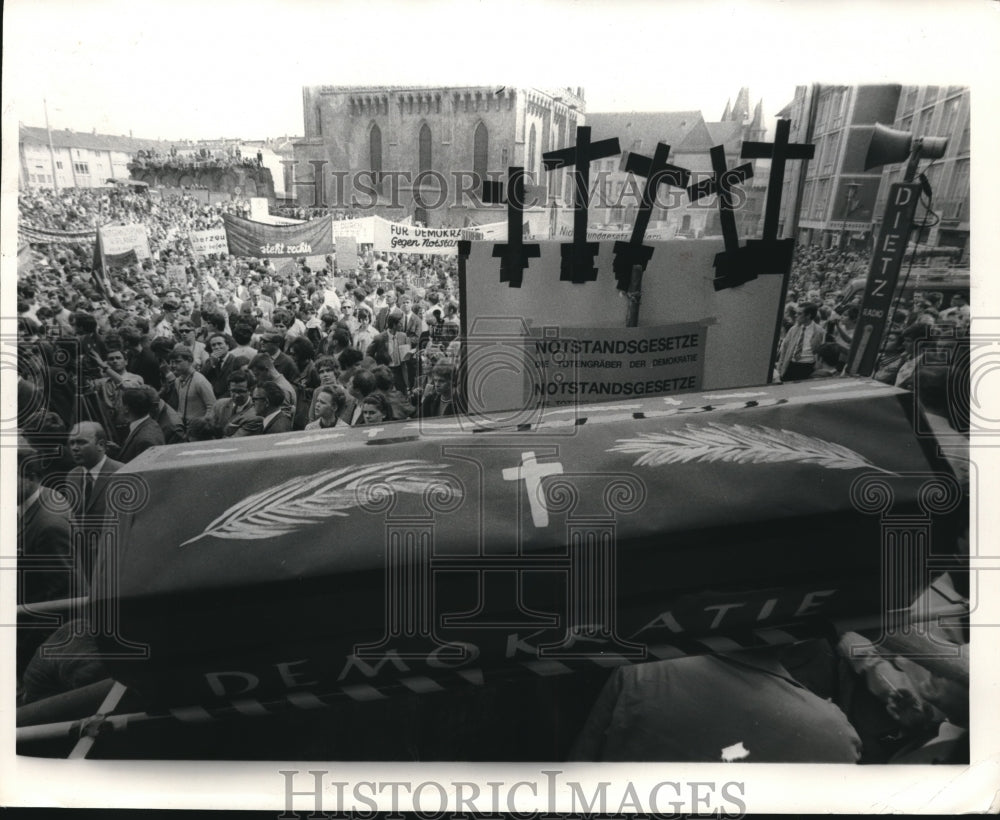 1968 Press Photo East German Workers and Students protest loss of democracy- Historic Images