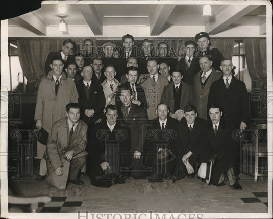 1932 Press Photo Jovial Group Of Dark Haired Sea Men Pose For Group Portrait