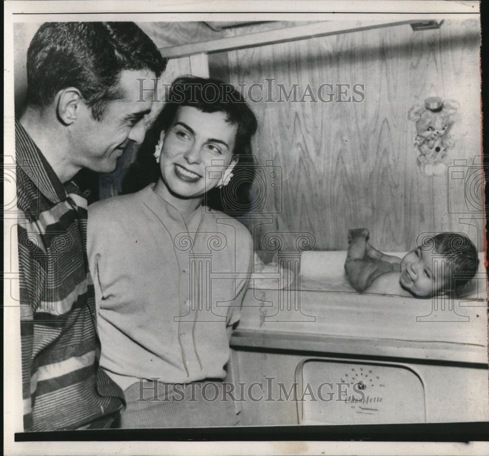 1958 Press Photo Richard Nunes And Wife Watch Baby in NICU Hospital Unit