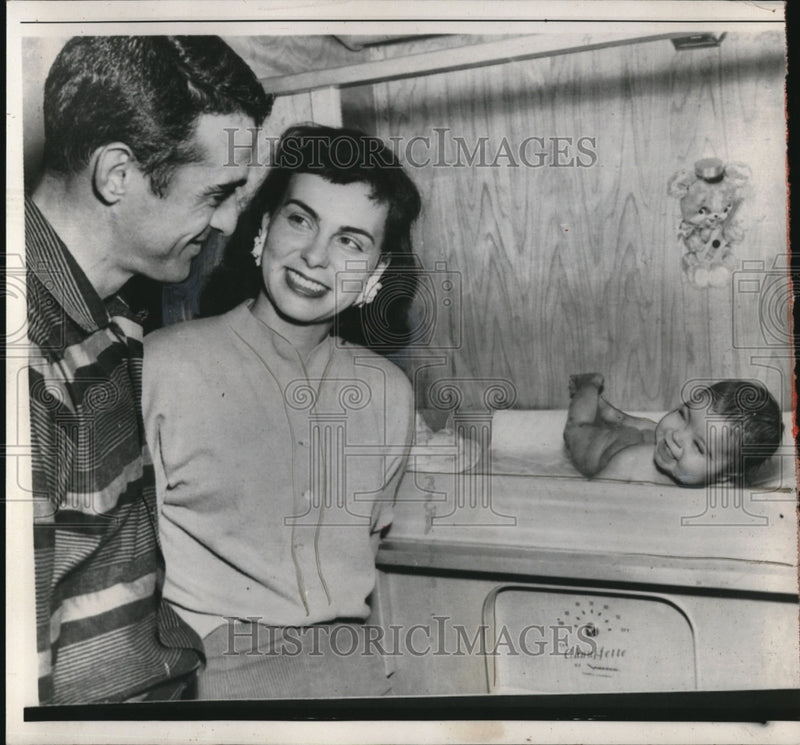 Load image into Gallery viewer, 1958 Press Photo Richard Nunes And Wife Watch Baby in NICU Hospital Unit
