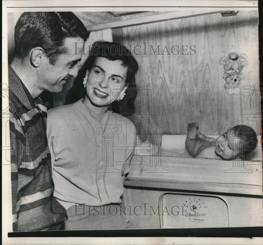 1958 Press Photo Richard Nunes And Wife Watch Baby in NICU Hospital Unit