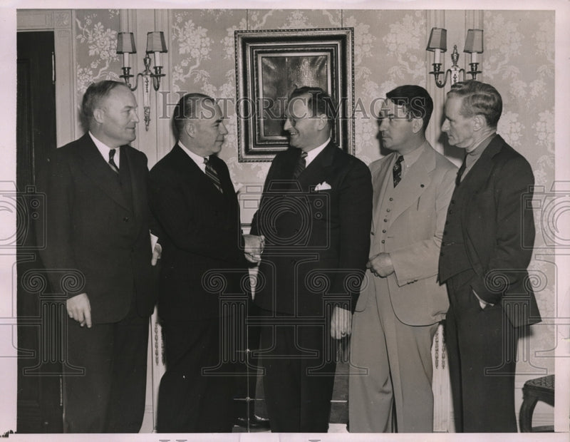 Load image into Gallery viewer, 1936 Press Photo Turf officials plane new organization - nec27293
