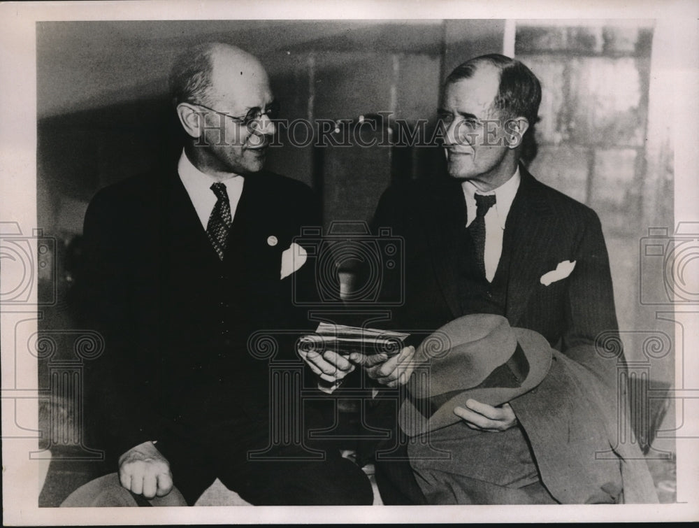 1936 Press Photo Louis P. Lochner with Dr. Bolivar Lang Falconer Head to Germany