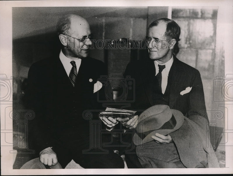 Load image into Gallery viewer, 1936 Press Photo Louis P. Lochner with Dr. Bolivar Lang Falconer Head to Germany
