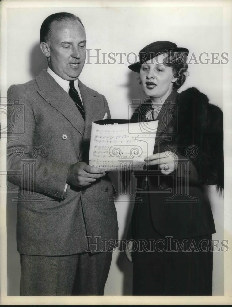 1936 Press Photo Fred Clark Commander Of Crusaders Sings March Of The Blues