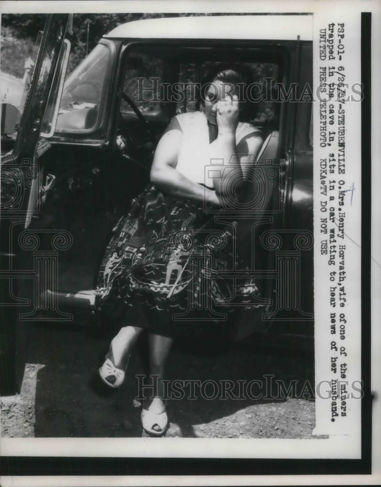1957 Press Photo Henry Horvath Wife Of Miner Trapped In Cave Awaits News