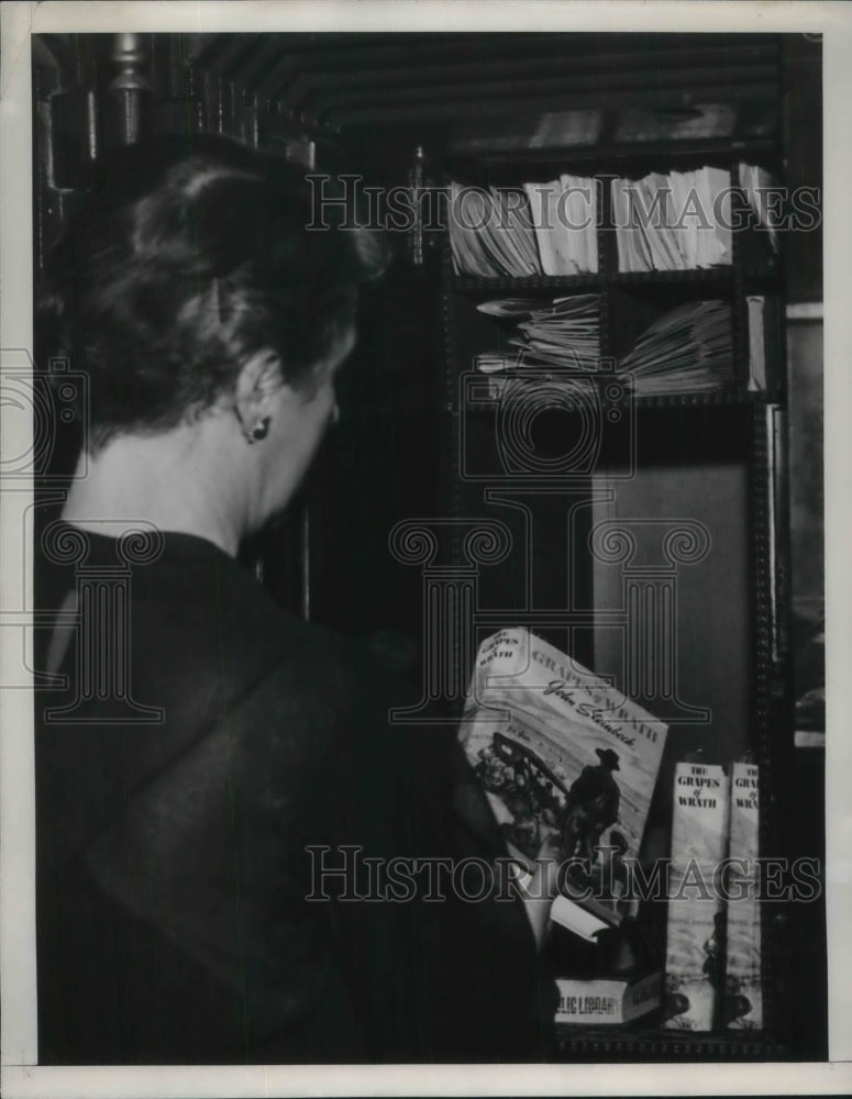 1939 Press Photo Miss Irene Gentry Assistant Librarian - nec27470