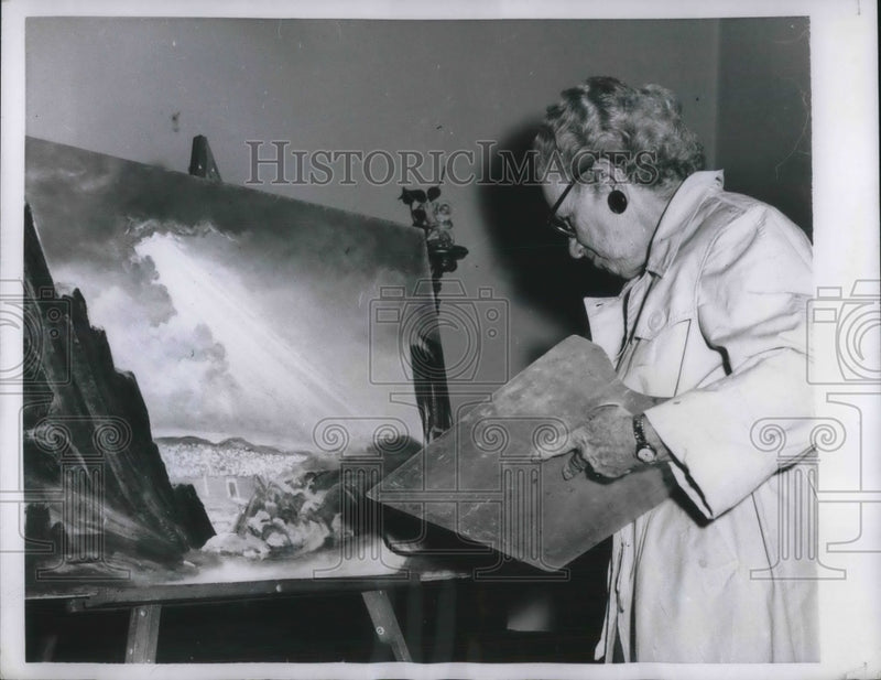 Load image into Gallery viewer, 1957 Press Photo Mrs. Katheryn Cuff a retired teacher learns to paint
