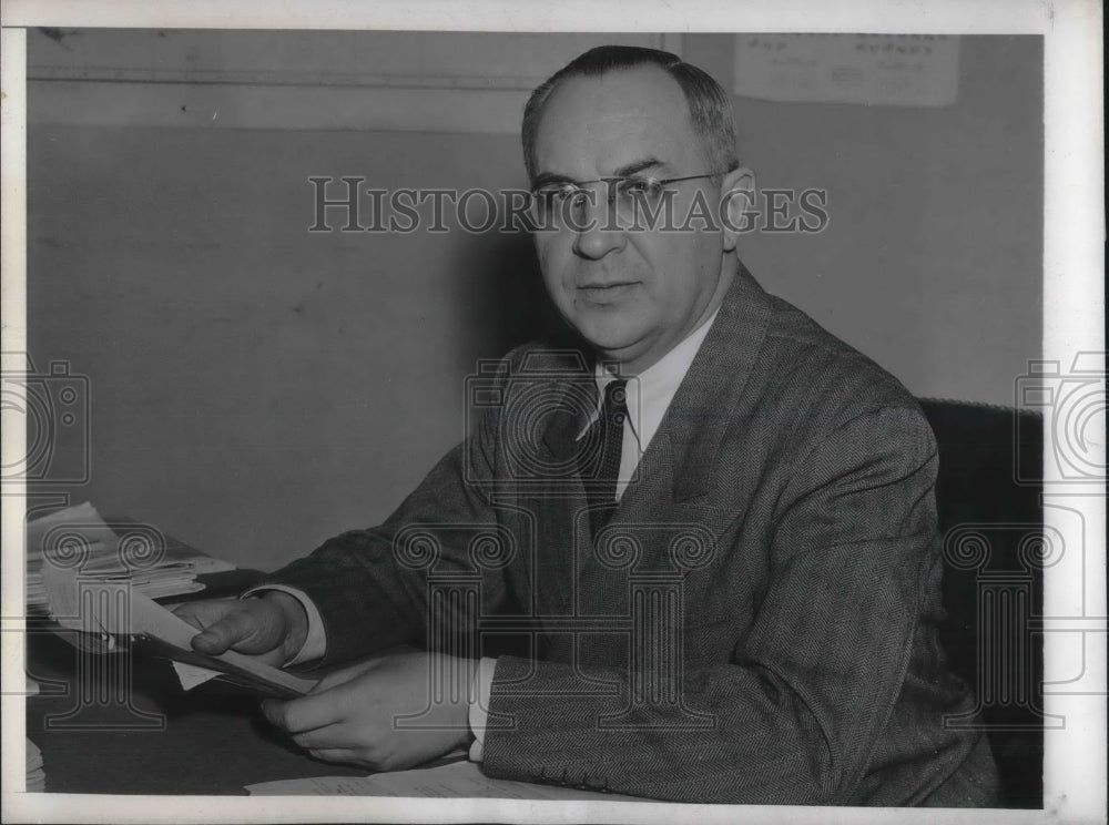1943 Press Photo DC head of news bureau-owi
