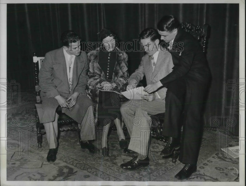 Load image into Gallery viewer, 1934 Press Photo Journalists Travel To Colombia Convention
