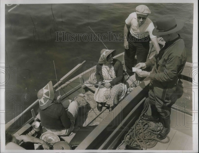 Load image into Gallery viewer, 1938 Press Photo Bass season opens at Thousand Islands, New york. Clayton, NY
