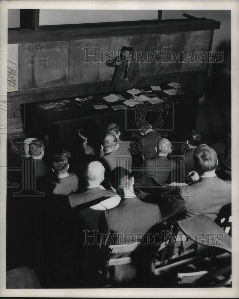 Load image into Gallery viewer, 1946 Press Photo Dr William Van der Grinten discussing nuclear physics
