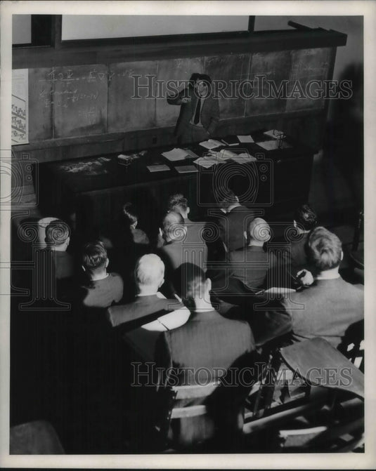 1946 Press Photo Dr William Van der Grinten discussing nuclear physics
