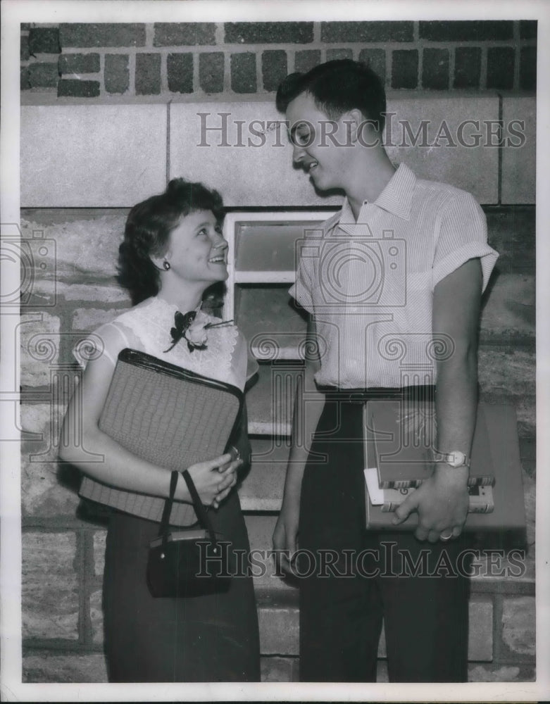 1953 Press Photo Couple Gene & Sylvia Beecher Discuss Homework