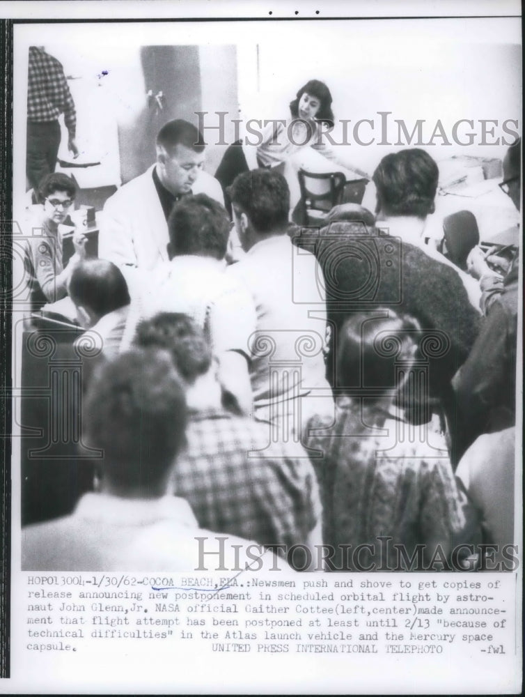 1962 Press Photo Statement Handed To Reporters Announcing Postponement - Historic Images