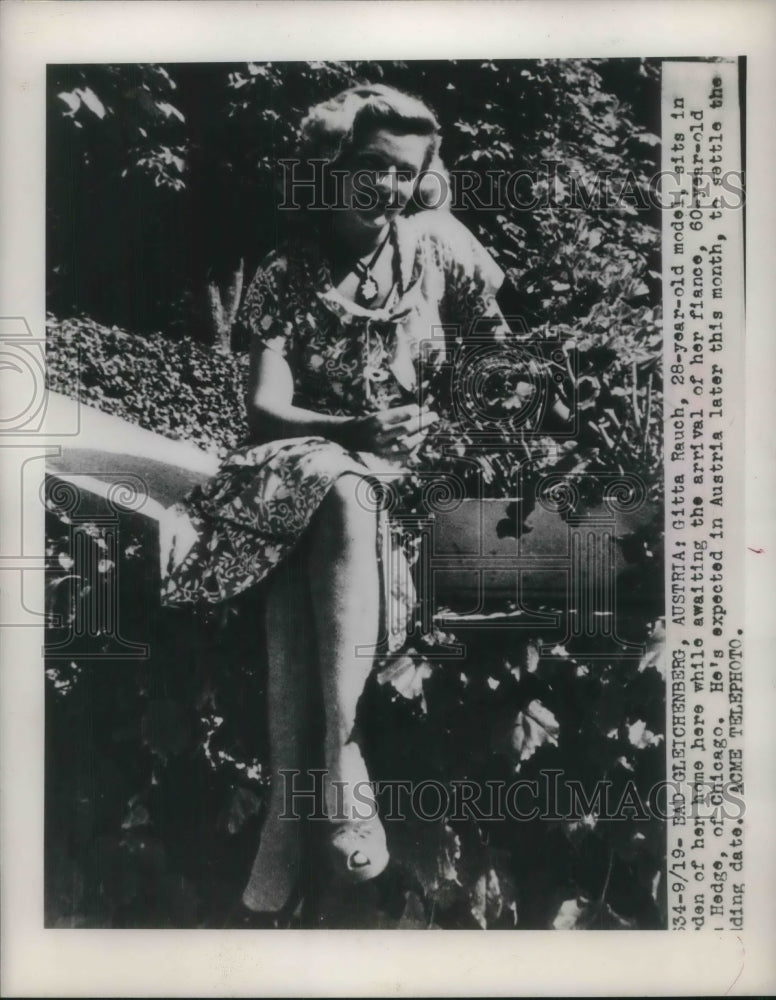 1949 Press Photo Gitta Rauch waiting for the arrival of her 60 yr old fiance