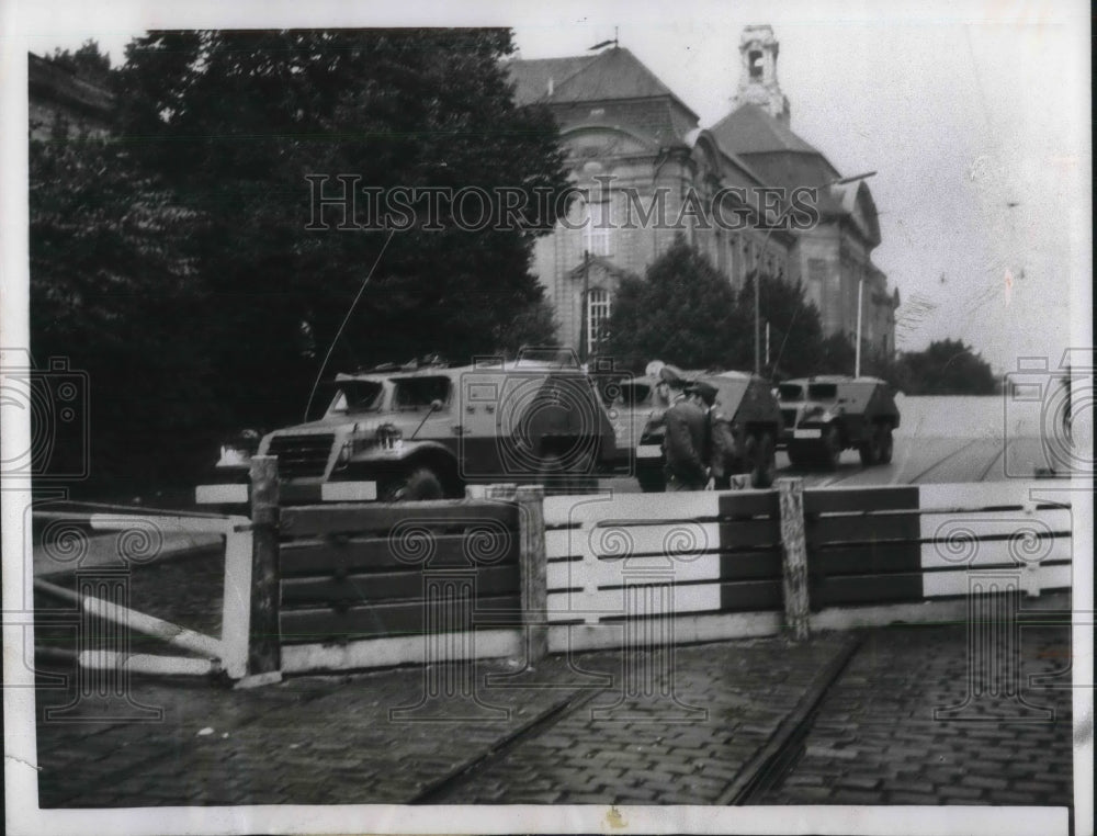 1962 Press Photo Soviet Armed Personnel Cross Into West Berlin On Sankrug Bridge- Historic Images