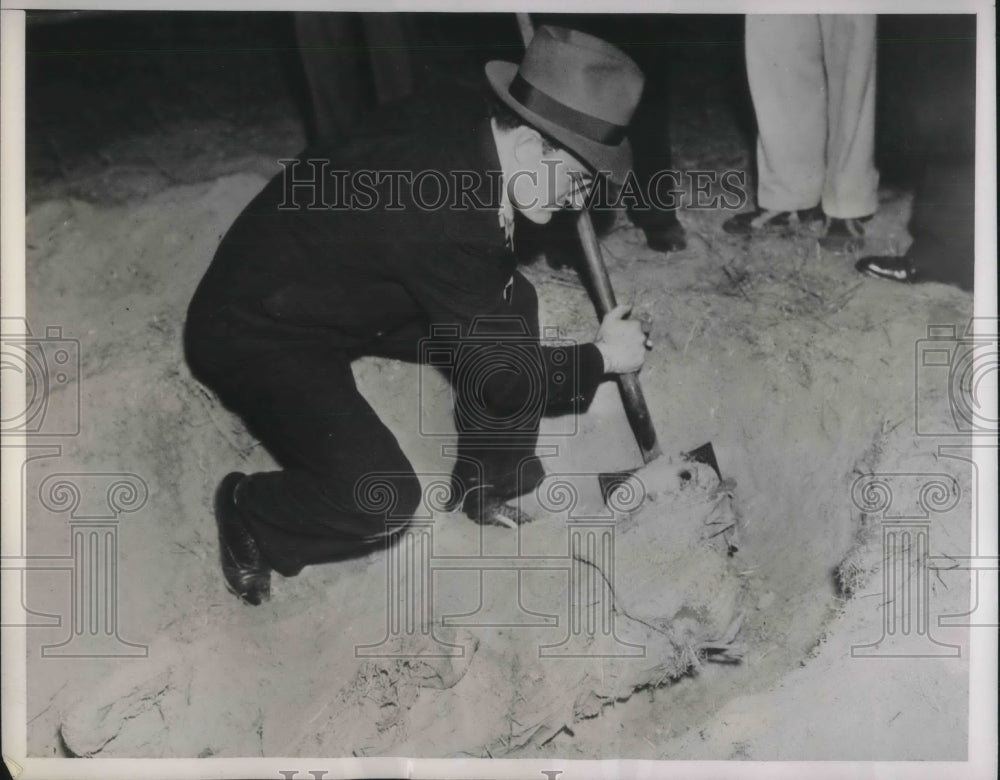 1937 Press Photo Cop Digs Up Body Bag Of Murder Victim Dorothy Boyer Near LA