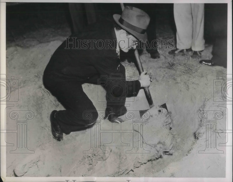 Load image into Gallery viewer, 1937 Press Photo Cop Digs Up Body Bag Of Murder Victim Dorothy Boyer Near LA

