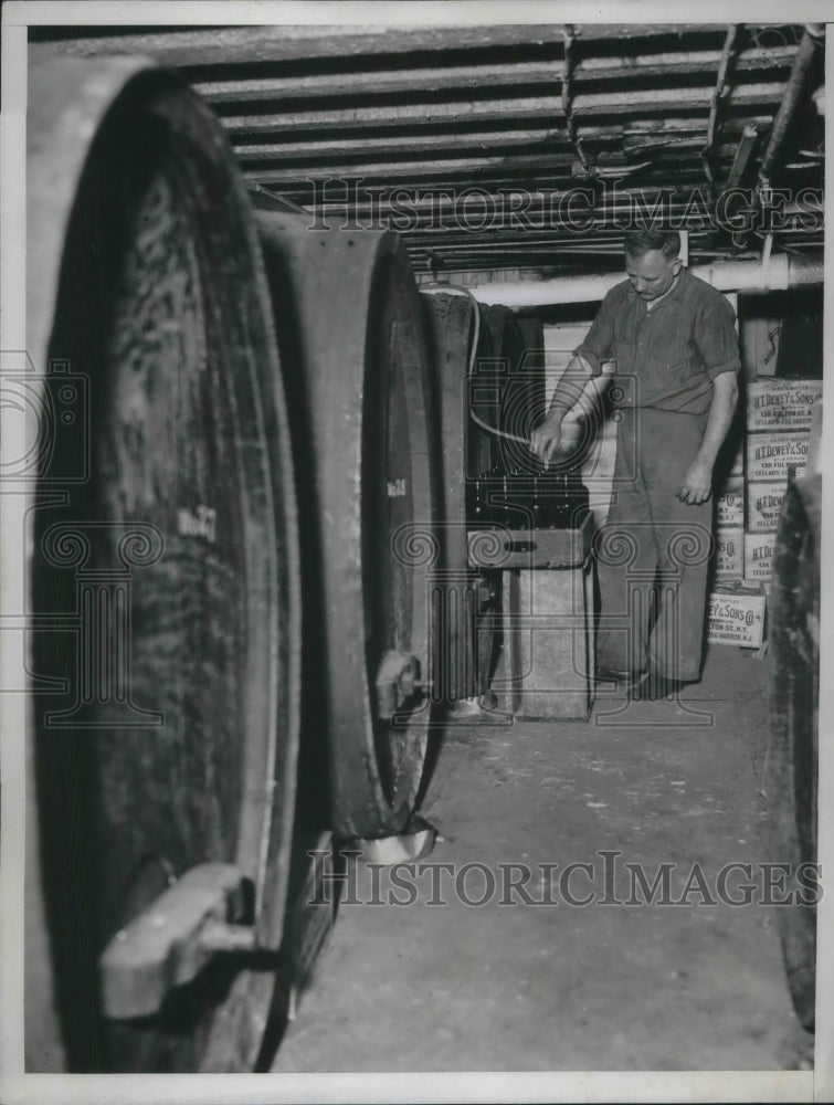 1933 Press Photo Dewey's restaurant famous NYC restaurant becomes liquor store